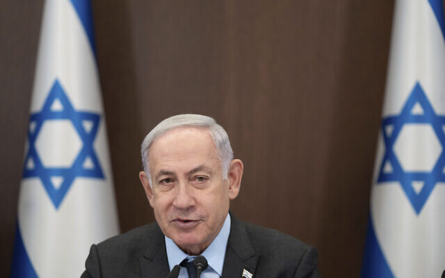 Le Premier ministre Benjamin Netanyahu lors d'une réunion du cabinet au bureau du Premier ministre, à Jérusalem, le 17 juillet 2023. (Crédit : AP Photo/Ohad Zwigenberg, Pool)