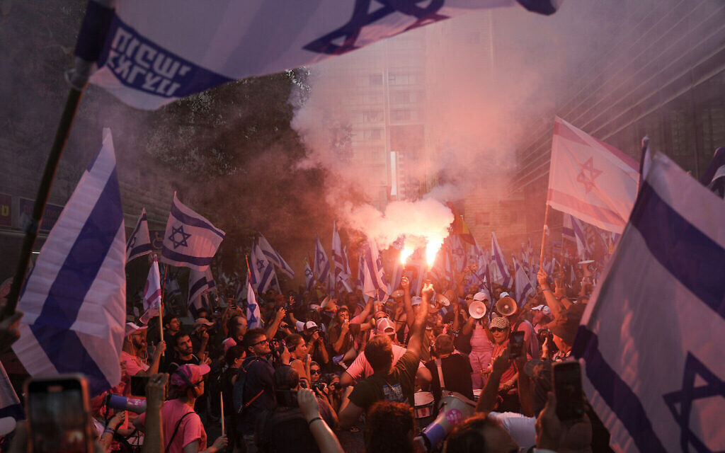 Des manifestants contre les projets du gouvernement du Premier ministre Benjamin Netanyahu de refondre le système judiciaire, à Tel Aviv, en Israël, le 18 juillet 2023. (Crédit : AP Photo/Oded Balilty)