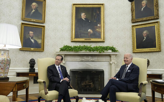Le président Joe Biden et le président israélien Isaac Herzog répondant aux questions des journalistes lors de leur rencontre dans le bureau ovale de la Maison-Blanche, à Washington, le 18 juillet 2023. (Crédit : AP Photo/Susan Walsh)