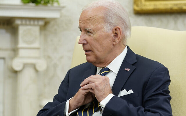 Le président américain Joe Biden regardant le président israélien Isaac Herzog lors de leur rencontre dans le bureau ovale de la Maison Blanche, à Washington, le 18 juillet 2023. (Crédit : Susan Walsh/AP)