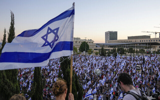 Des milliers d'Israéliens manifestant contre les plans du gouvernement du Premier ministre Benjamin Netanyahu visant à réformer le système judiciaire, à Jérusalem, le 22 juillet 2023. (Crédit : AP Photo/Ohad Zwigenberg)