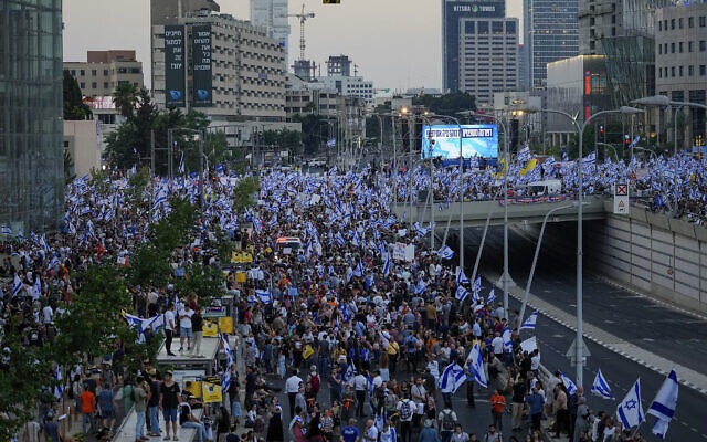 Des Israéliens de droite rassemblés pour soutenir les plans du gouvernement du Premier ministre Benjamin Netanyahu visant à réformer le système judiciaire, à Tel Aviv, le 23 juillet 2023. (Crédit : Ariel Schalit/AP Photo)