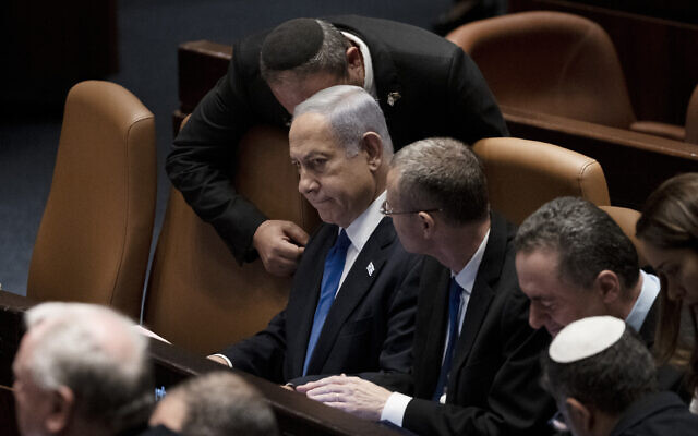Le Premier ministre Benjamin Netanyahu, au centre, entouré de législateurs lors du vote à la Knesset de la loi sur le "caractère raisonnable", le 24 juillet 2023. (Crédit : AP Photo/Maya Alleruzzo)