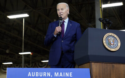 Le président américain Joe Biden s'adressant à Auburn Manufacturing Inc. avant de signer un décret visant à encourager les entreprises à fabriquer de nouvelles inventions aux États-Unis, à Auburn, dans le Maine, le 28 juillet 2023. (Crédit : Susan Walsh/AP)