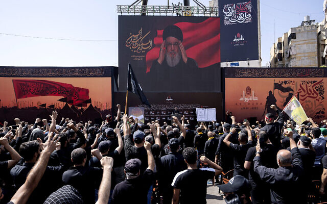 Le chef du Hezbollah, le cheikh Hassan Nasrallah, s'exprimant via une liaison vidéo lors d'activités marquant le jour saint musulman chiite de l'Achoura dans la banlieue sud de Beyrouth, au Liban, le 29 juillet 2023. (Crédit : Hassan Ammar/AP Photo)