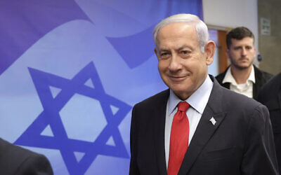 Le Premier ministre Benjamin Netanyahu assistant à la réunion hebdomadaire du cabinet au Bureau du Premier ministre, à Jérusalem, le 30 juillet 2023. (Crédit : Abir Sultan/Pool Photo via AP)
