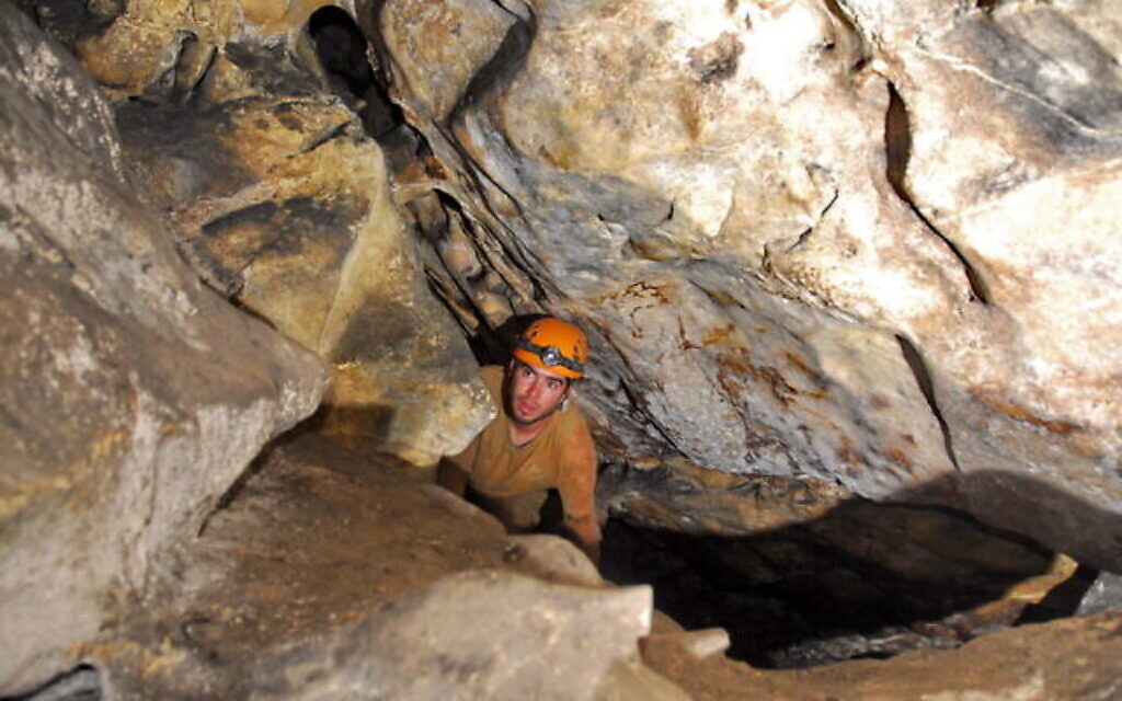 Boaz Langford entre dans une crevasse profonde dans la grotte de Teomim près de Beit Shemesh, que les chercheurs explorent depuis 2009. (Avec l'aimable autorisation de Boaz Zissu)