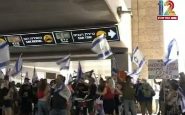Les manifestants opposés à la réforme rassemblés à l'aéroport Ben Gurion, le 11 juillet 2023. (Crédit : Capture d'écran de la Douzième chaîne)