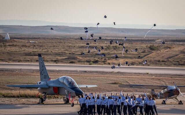 Une cérémonie de remise des diplômes pour les pilotes qui ont terminé le cours de vol de l'armée de l'air israélienne, à la base aérienne de Hatzerim dans le désert du Néguev, le 26 décembre 2018. (Crédit : Aharon Krohn/Flash90)