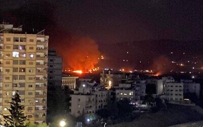 Des flammes et de la fumée s'élevant d'un site à Damas à la suite d'une attaque aérienne israélienne présumée en Syrie, début juillet 2023. (Crédit : Capture d’écran d'un réseau social ; utilisée conformément à l'article 27a de la loi sur le droit d'auteur).