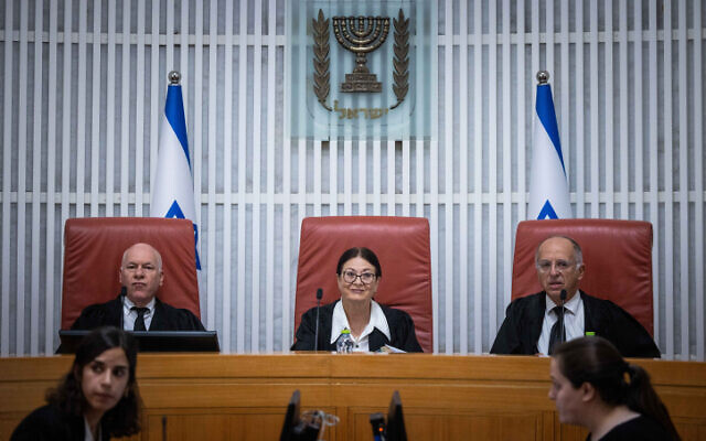 La présidente de la Cour suprême, la juge Esther Hayut, présidant une audience sur la décision de la commission centrale électorale de disqualifier le parti Balad pour les prochaines élections législatives, à la Knesset, le 6 octobre 2022. (Crédit : Yonatan Sindel/Flash90)