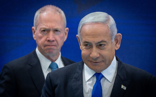 Le Premier ministre Benjamin Netanyahu et le ministre de la Défense Yoav Gallant lors d'un événement pour les soldats exceptionnels dans le cadre des célébrations du 75e anniversaire de la Journée de l'indépendance, à Jérusalem, le 26 avril 2023. (Crédit : Yonatan Sindel/Flash90)