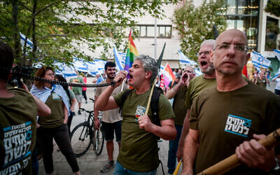 Des membres du groupe de protestation Frères d'armes manifestant contre la refonte judiciaire prévue par le gouvernement, devant le domicile du président de la Knesset Amir Ohana, à Tel Aviv, le 6 juin 2023. (Crédit : Avshalom Sassoni/Flash90)