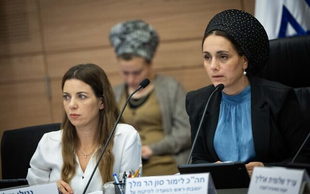 La députée Limor Son Har-Melech du parti Otzma Yehudit, à droite, présidente de la commission spéciale de surveillance du Fonds des citoyens israéliens, dirigeant une réunion de la commission à la Knesset, à Jérusalem, le 6 juin 2023. (Crédit : Yonatan Sindel/Flash90)