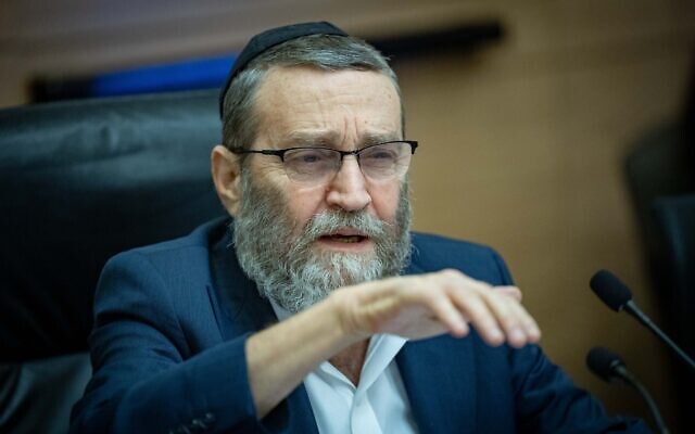 Le député Moshe Gafni préside une réunion de la Commission des Finances à la Knesset, le 12 juin 2023. (Crédit :  Yonatan Sindel/Flash90)