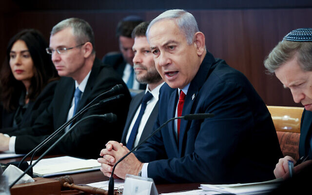 Le Premier ministre Benjamin Netanyahu  lors d'une réunion du cabinet au bureau du Premier ministre à Jérusalem, le 18 juin 2023. (Crédit : Amit Shabi/Pool)