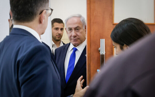 Le Premier ministre Benjamin Netanyahu arrivant au tribunal de Jérusalem pour entendre le témoignage de l'homme d'affaires Arnon Milchan, dans le cadre de son procès pour corruption, le 28 juin 2023. (Crédit : Marc Israel Sellem/POOL)