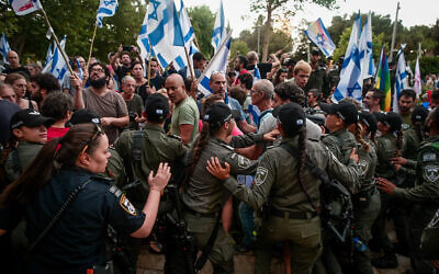 Des Israéliens manifestant contre la refonte judiciaire, devant le domicile du président de la Knesset Amir Ohana, à Tel Aviv, le 6 juillet 2023. (Crédit : Avshalom Sassoni/Flash90)