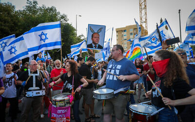 Des Israéliens manifestent contre la réforme judiciaire prévue par le gouvernement, devant la maison du ministre de l'Économie Nir Barkat, à Jérusalem, le 6 juillet 2023. (Crédit : Noam Revkin Fenton/Flash90)