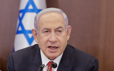 Le Premier ministre Benjamin Netanyahu dirige la réunion hebdomadaire de cabinet à son bureau de Jérusalem, le 9 juillet 2023. (Crédit : Marc Israel Sellem/Pool/Flash9