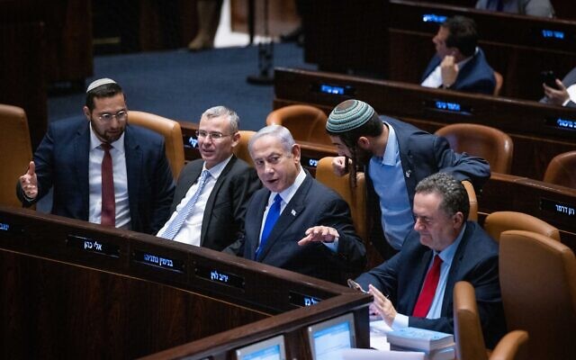 Le Premier ministre Benjamin Netanyahu lors d'une session plénière pour discuter alors que les législateurs délibèrent d'un projet de loi visant à restreindre les pouvoirs d'examen du système judiciaire sur le "caractère raisonnable" des décisions du gouvernement, à la Knesset, à Jérusalem, le 10 juillet 2023. (Crédit : Yonatan Sindel/Flash90)