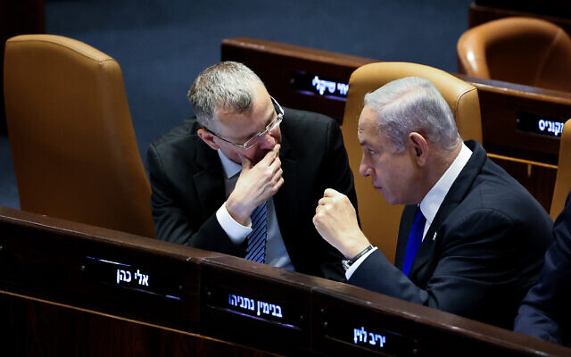 Le Premier ministre Benjamin Netanyahu et le ministre de la Justice Yariv Levin lors des délibérations sur le projet de loi interdisant le réexamen, par les juges, des décisions gouvernementales à l'aune de la "raisonnabilité", le 10 juillet 2023. (Crédit : Yonatan Sindel/Flash90)