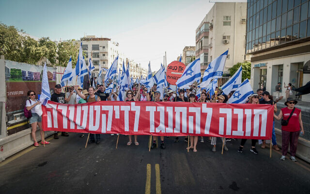Des manifestants contre la réforme judiciaire à Tel Aviv, le 11 juillet 2023. (Crédit : Avshalom Sassoni/Flash90)