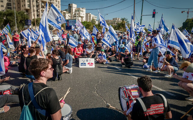 Des manifestants protestant contre la réforme du système judiciaire, à Tel Aviv, le 11 juillet 2023. (Crédit : Avshalom Sassoni/Flash90)