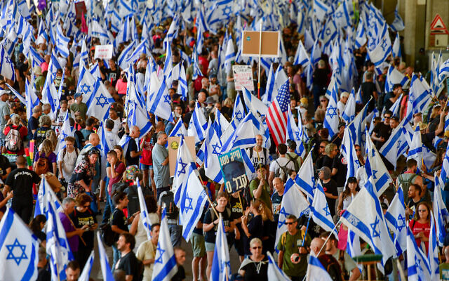 Des manifestants contre la réforme judiciaire à l'aéroport Ben Gurion, le 11 juillet 2023. (Crédit : Avshalom Sassoni/Flash90)