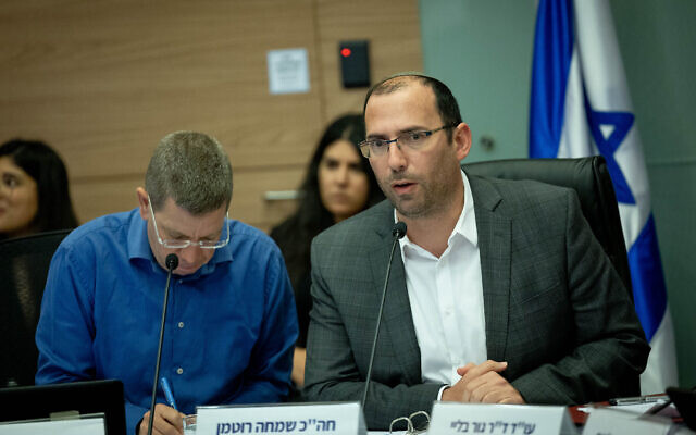 Le député HaTzionout HaDatit, Simcha Rothman, présidant une audience de la commission de la Constitution, du Droit et de la Justice sur le projet de loi de la notion juridique du "caractère raisonnable", le préparant à sa dernière lecture à la Knesset, au milieu de vastes protestations nationales, quelques heures après qu'il a été adopté en première lecture, le 11 juillet 2023. (Crédit : Yonatan Sindel/Flash90)