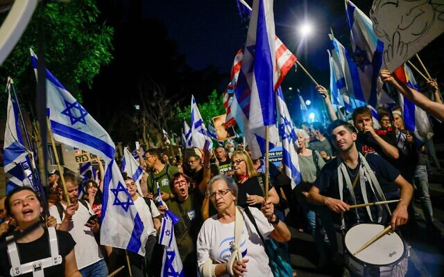 Des manifestants contre la réforme judiciaire protestant près de la résidence du Premier ministre Benjamin Netanyahu, à Jérusalem, le 13 juillet 2023. (Crédit : Chaïm Goldberg/Flash90)