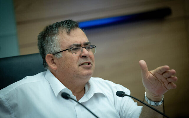 Le député du Likud David Bitan dirigeant une audience à la commission des Affaires économiques de la Knesset, à Jérusalem, le 16 juillet 2023. (Crédit : Yonatan Sindel/Flash90)