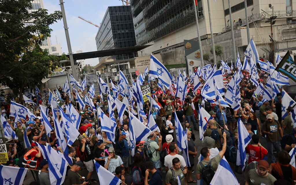 Des manifestants contre le remaniement judiciaire bloquant une entrée du ministère de la Défense, à Tel Aviv, le 18 juillet 2023. (Crédit : Chaïm Goldberg/Flash90)
