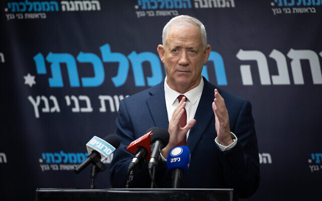 Le chef de HaMahane HaMamlahti, Benny Gantz, lors d'une conférence de presse, à la Knesset, le 19 juillet 2023. (Crédit : Yonatan Sindel/Flash90)