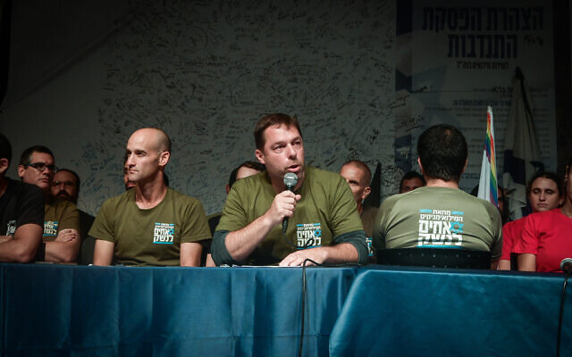 Des membres du groupe de protestation des réservistes "Frères d'armes" tenant une conférence de presse, à Herzliya, le 22 juillet 2023. (Crédit : Avshalom Sassoni/Flash90)