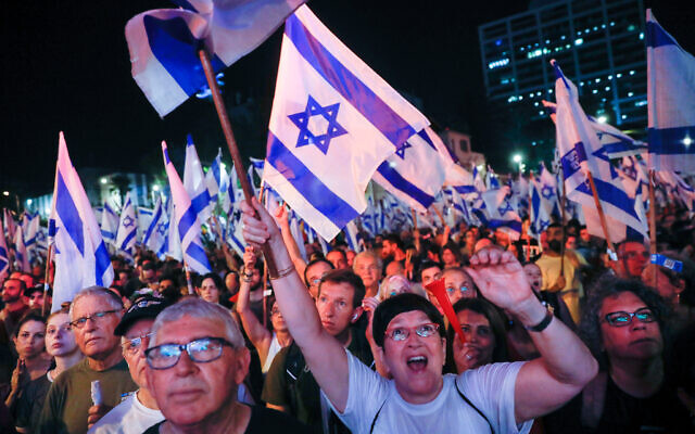 Des Israéliens protestant contre la refonte judiciaire du gouvernement, à Tel Aviv, le 22 juillet 2023. (Crédit : Miriam Alster/Flash90)