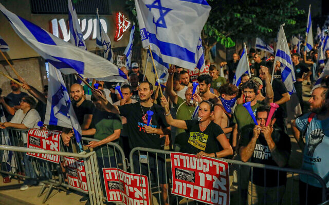 Des militants anti-refonte manifestant devant le siège de la Histadrout, à Tel Aviv, le 22 juillet 2023. (Crédit : Miriam Alster/Flash90)