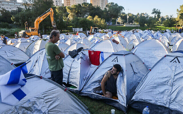 Tentes installées par les opposants à la réforme judiciaire à Gan Sacher, à Jérusalem, le 23 juillet 2023 (Crédit : Chaim Goldberg / Flash90)