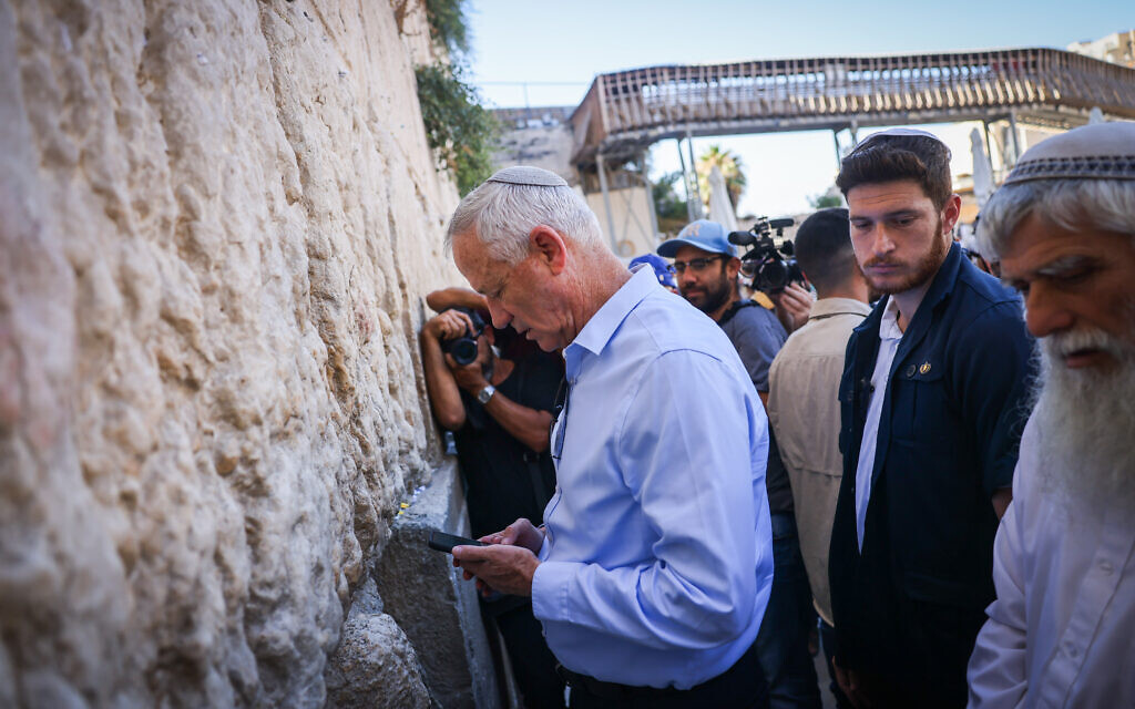 Benny Gantz assistant à une prière spéciale au mur Occidental dans la Vieille Ville de Jérusalem, le 23 juillet 2023. (Crédit : Chaïm Goldberg/Flash90)