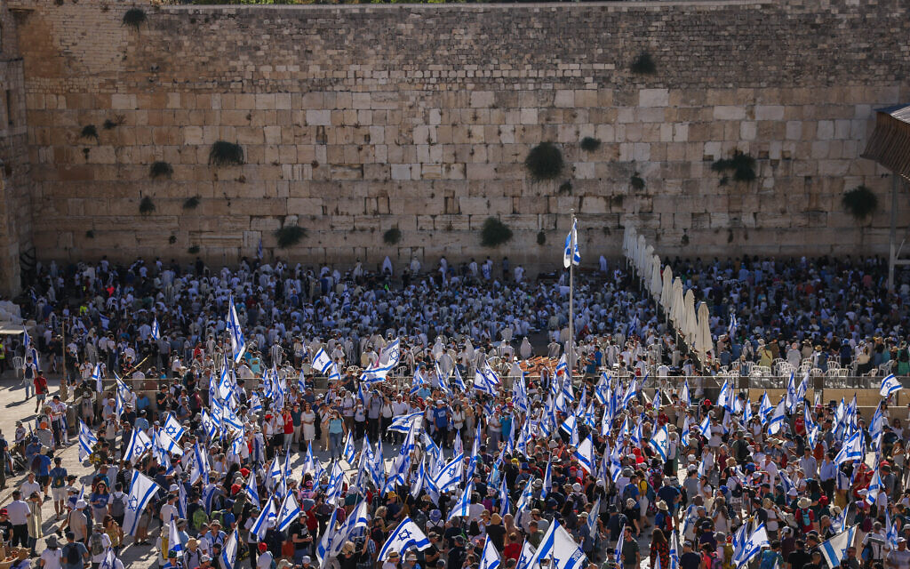 Des militants anti-refonte assistent à une prière spéciale au mur Occidental dans la Vieille Ville de Jérusalem, le 23 juillet 2023. (Crédit : Chaim Goldberg/Flash90)