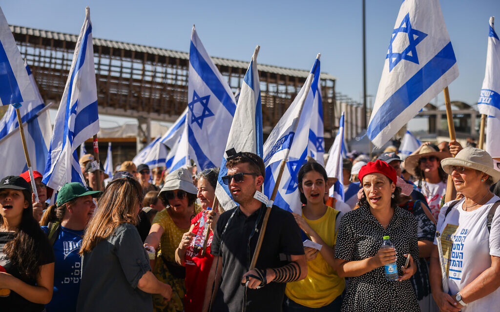 Des militants anti-refonte assistant à une prière spéciale au mur Occidental, dans la Vieille Ville de Jérusalem, le 23 juillet 2023. (Crédit : Chaïm Goldberg/Flash90)