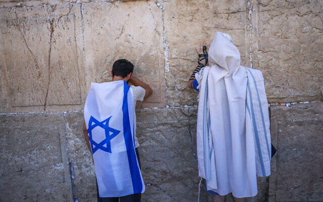 Des militants anti-refonte assistent à une prière spéciale au mur Occidental dans la Vieille Ville de Jérusalem, le 23 juillet 2023. (Crédit : Chaim Goldberg/Flash90)