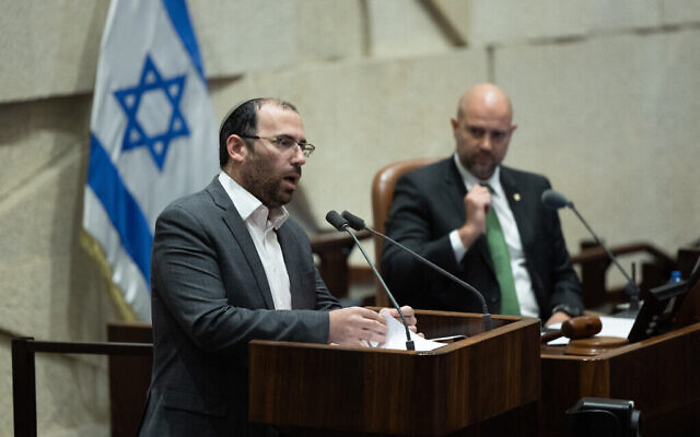Le député Simcha Rothman, chef de la commission de la Constitution, du Droit et de la Justice, lors d'une discussion et d'un vote sur le projet de loi sur le caractère raisonnable à Jérusalem, le 23 juillet 2023 (Crédit : Yonatan Sindel/Flash90)