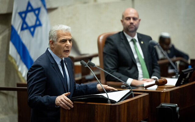 Le leader de l'opposition, Yaïr Lapid, s'exprimant lors d'un débat à la Knesset avant un vote sur le projet de loi du "caractère raisonnable", le 23 juillet 2023. (Crédit : Yonatan Sindel/Flash90)