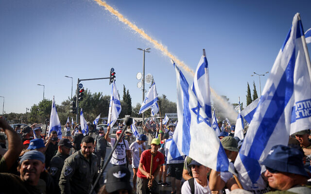 Des manifestants anti-refonte judiciaire bloquent une route près de la Knesset à Jérusalem, le 24 juillet 2023. (Crédit : Chaim Goldberg/Flash90)