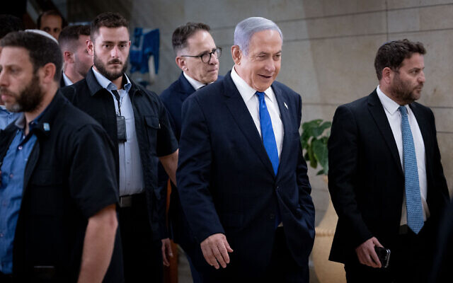 Le Premier ministre Benjamin Netanyahu arrivant à son bureau, à la Knesset, le 24 juillet 2023. (Crédit : Yonatan Sindel/Flash90)