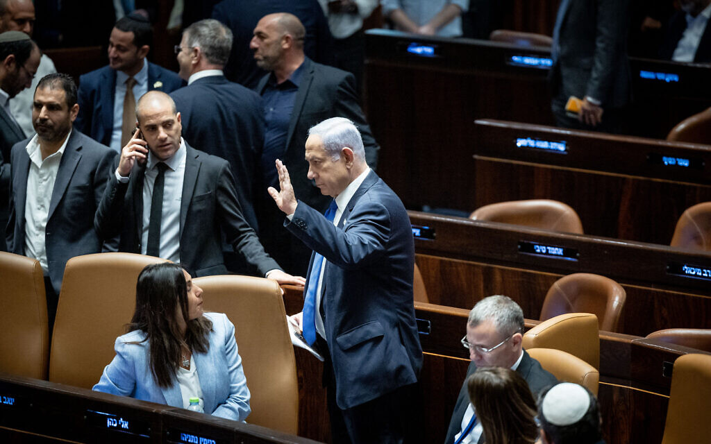 Le Premier ministre Benjamin Netanyahu saluant la Knesset lors du vote d'approbation de la loi sur le "caractère raisonnable" ; le ministre de la Justice, Yariv Levin, en bas à droite, à Jérusalem, le 24 juillet 2023. (Crédit : Yonatan Sindel/Flash90)