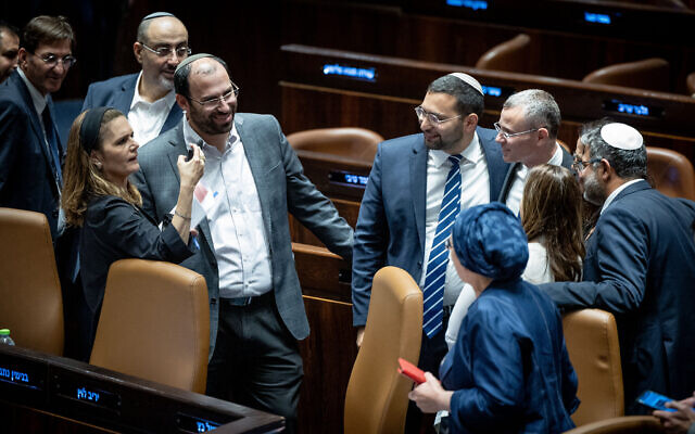 Les députés de la coalition lors du vote sur la loi duc"aractère raisonnable" au plénum de la Knesset, à Jérusalem, le 24 juillet 2023. (Crédit : Yonatan Sindel/Flash90)