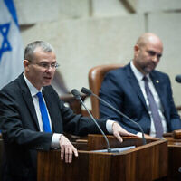 Le ministre de la Justice Yariv Levin s'adressant à la Knesset, le 24 juillet 2023. (Crédit : Yonatan Sindel/Flash90)