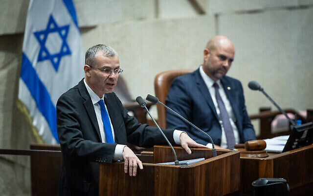 Le ministre de la Justice Yariv Levin s'adressant à la Knesset, le 24 juillet 2023. (Crédit : Yonatan Sindel/Flash90)